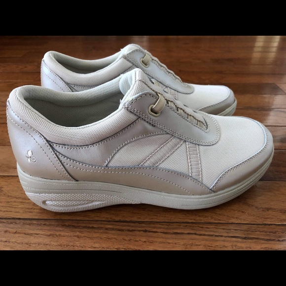 like new shoes - Picture 3 of 7